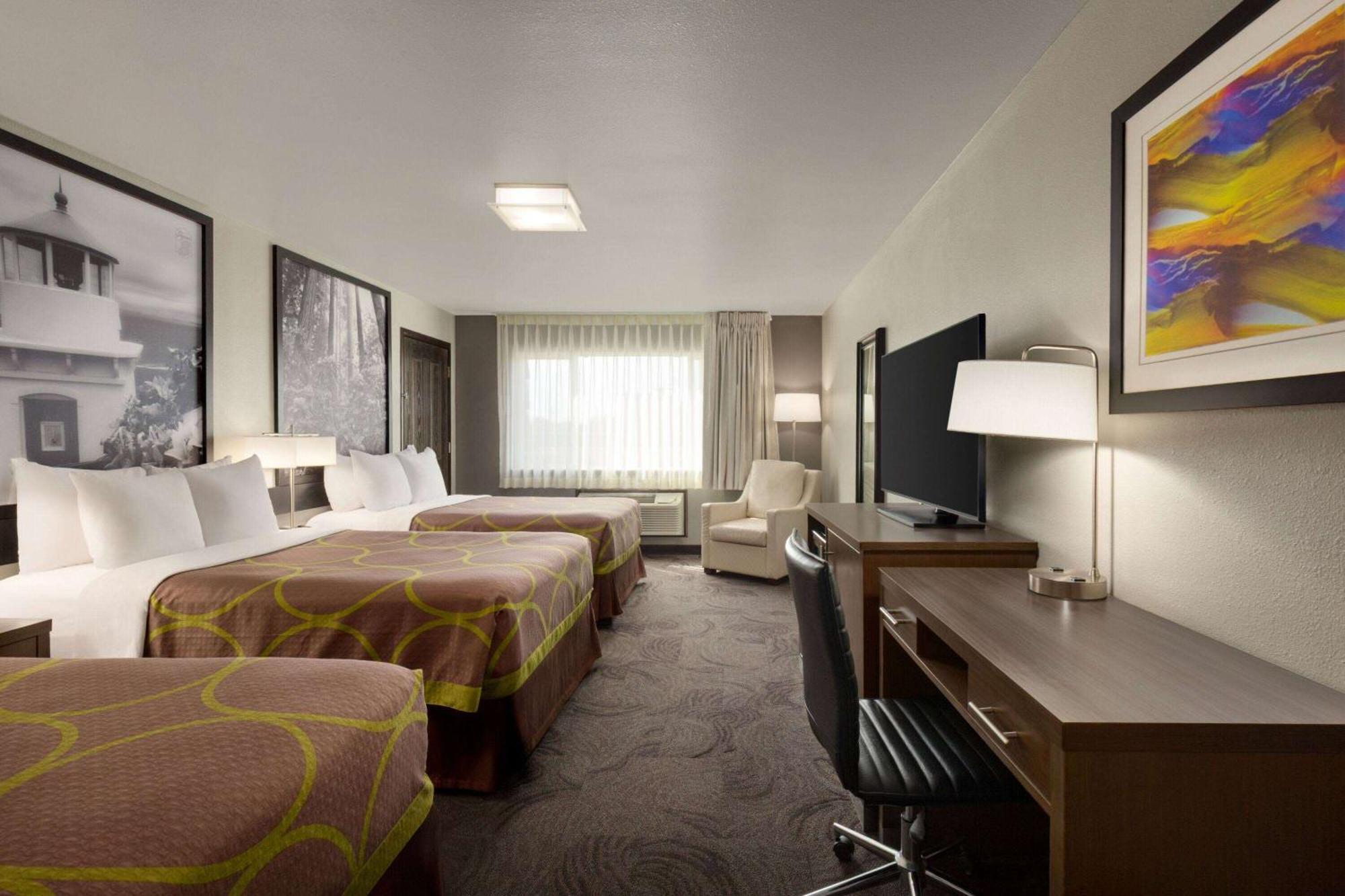 Super 8 By Wyndham Eureka Hotel Exterior photo
