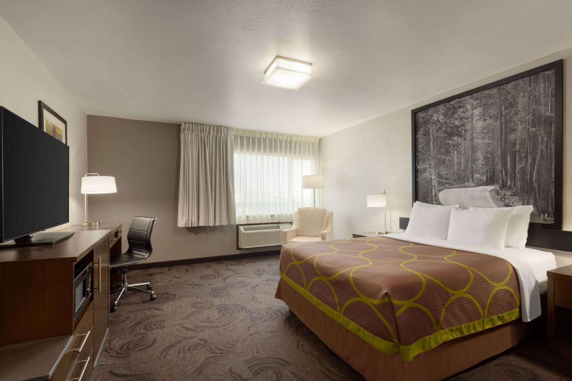 Super 8 By Wyndham Eureka Hotel Exterior photo