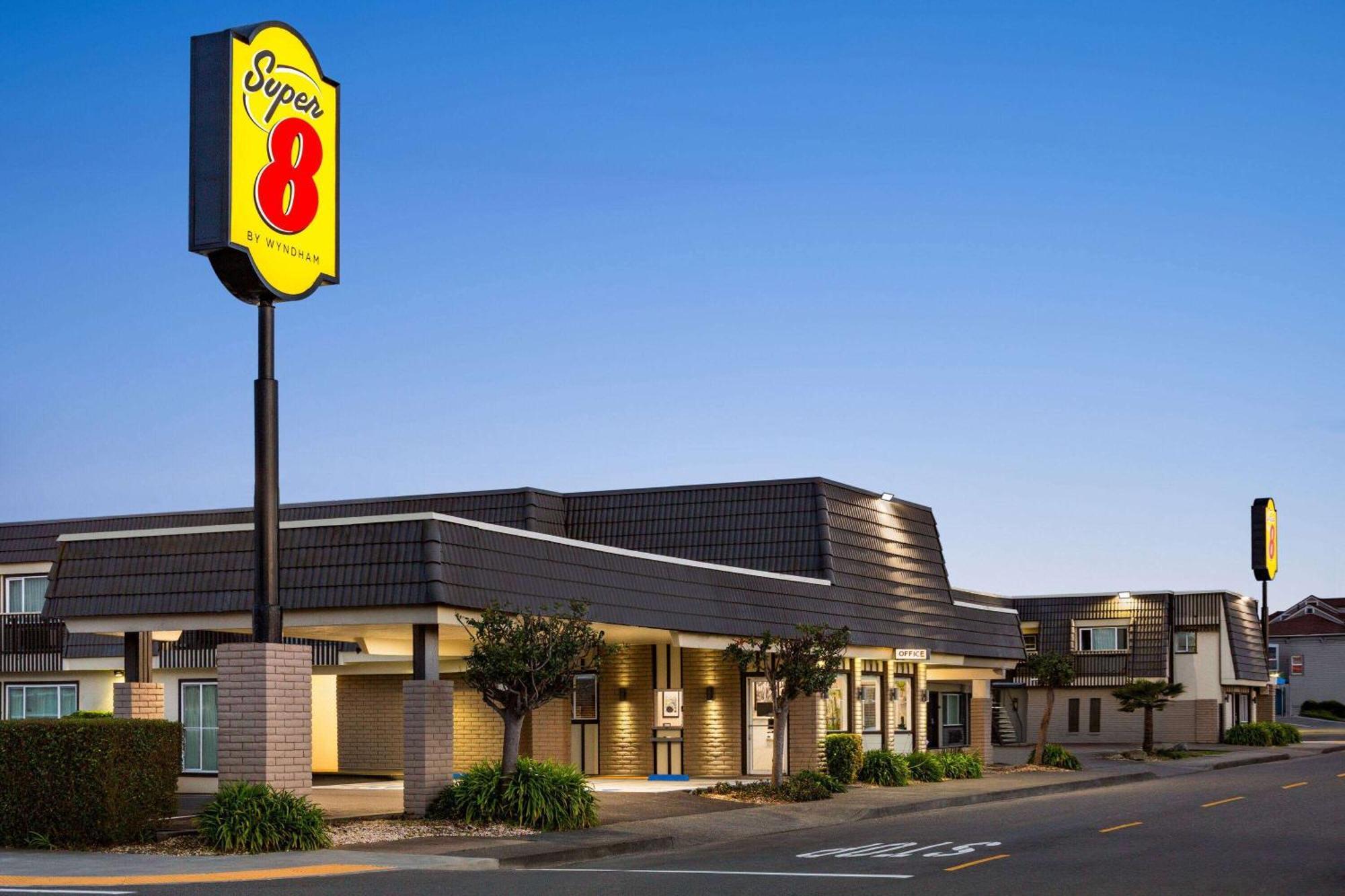 Super 8 By Wyndham Eureka Hotel Exterior photo