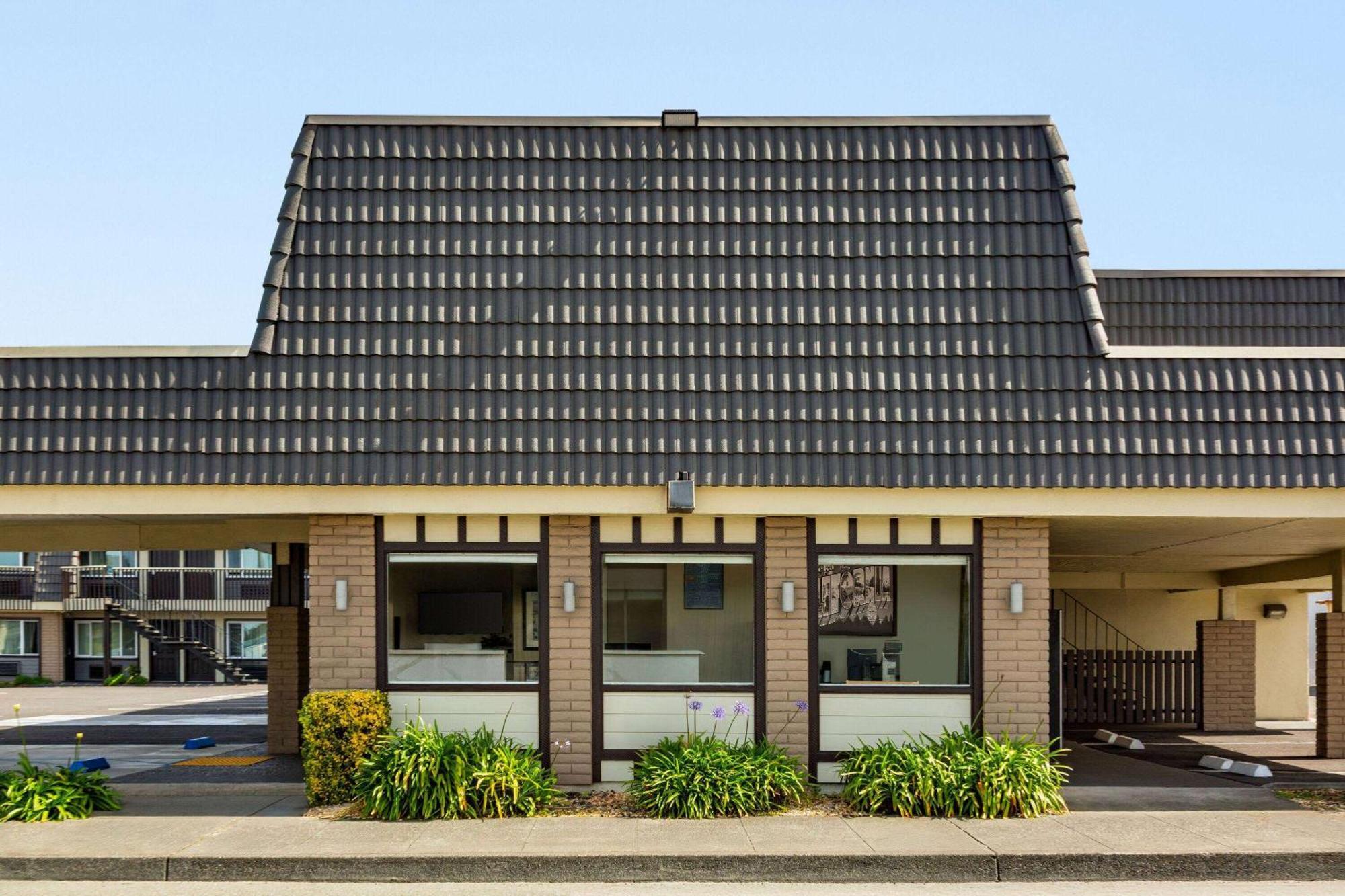 Super 8 By Wyndham Eureka Hotel Exterior photo
