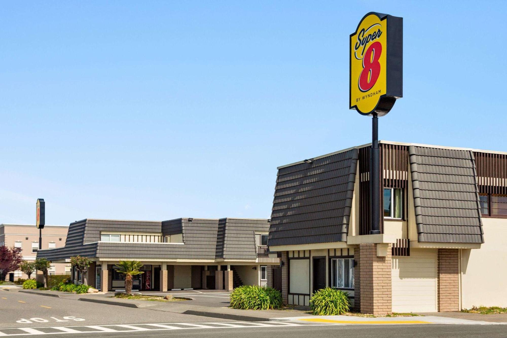 Super 8 By Wyndham Eureka Hotel Exterior photo