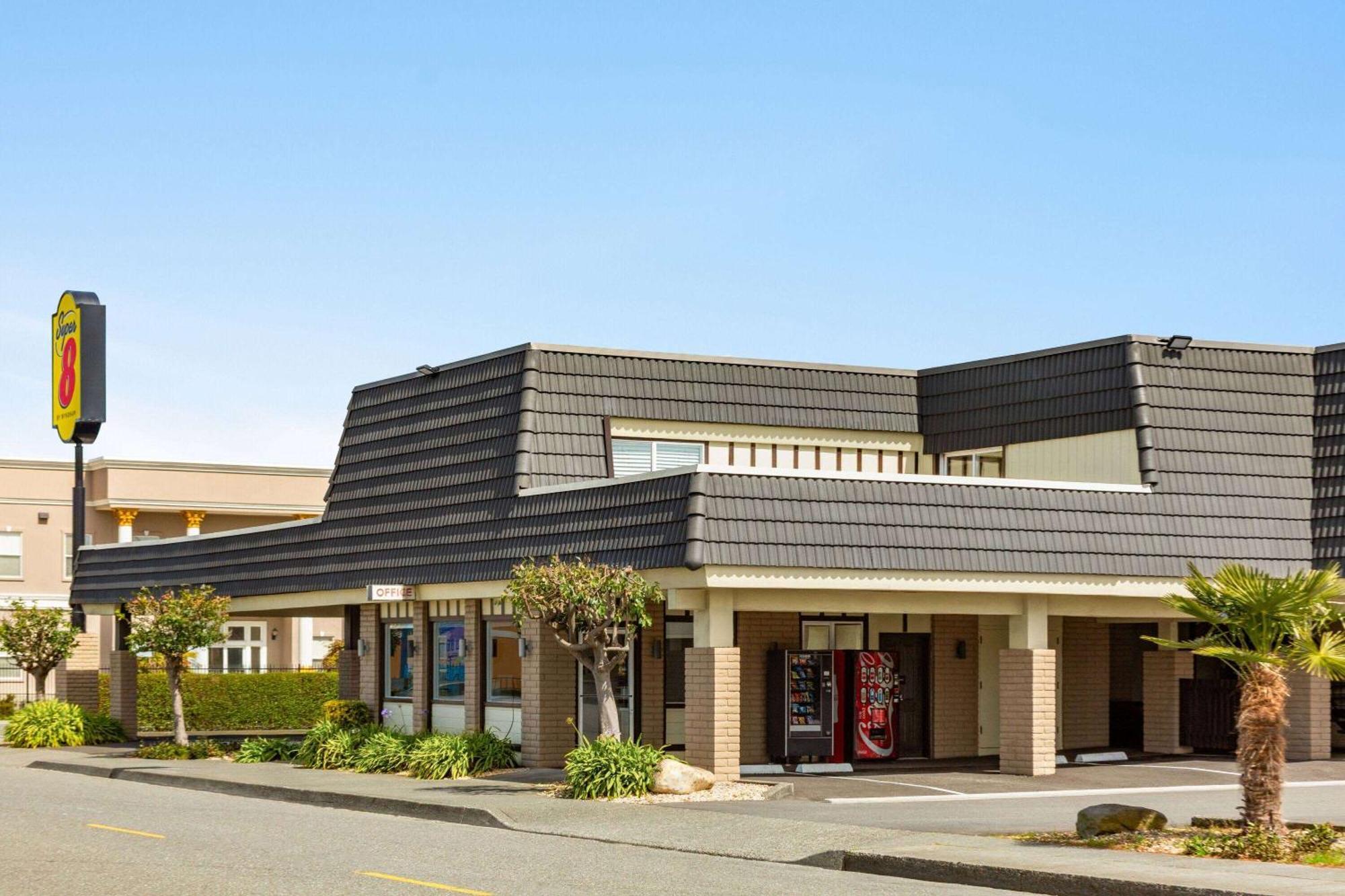 Super 8 By Wyndham Eureka Hotel Exterior photo