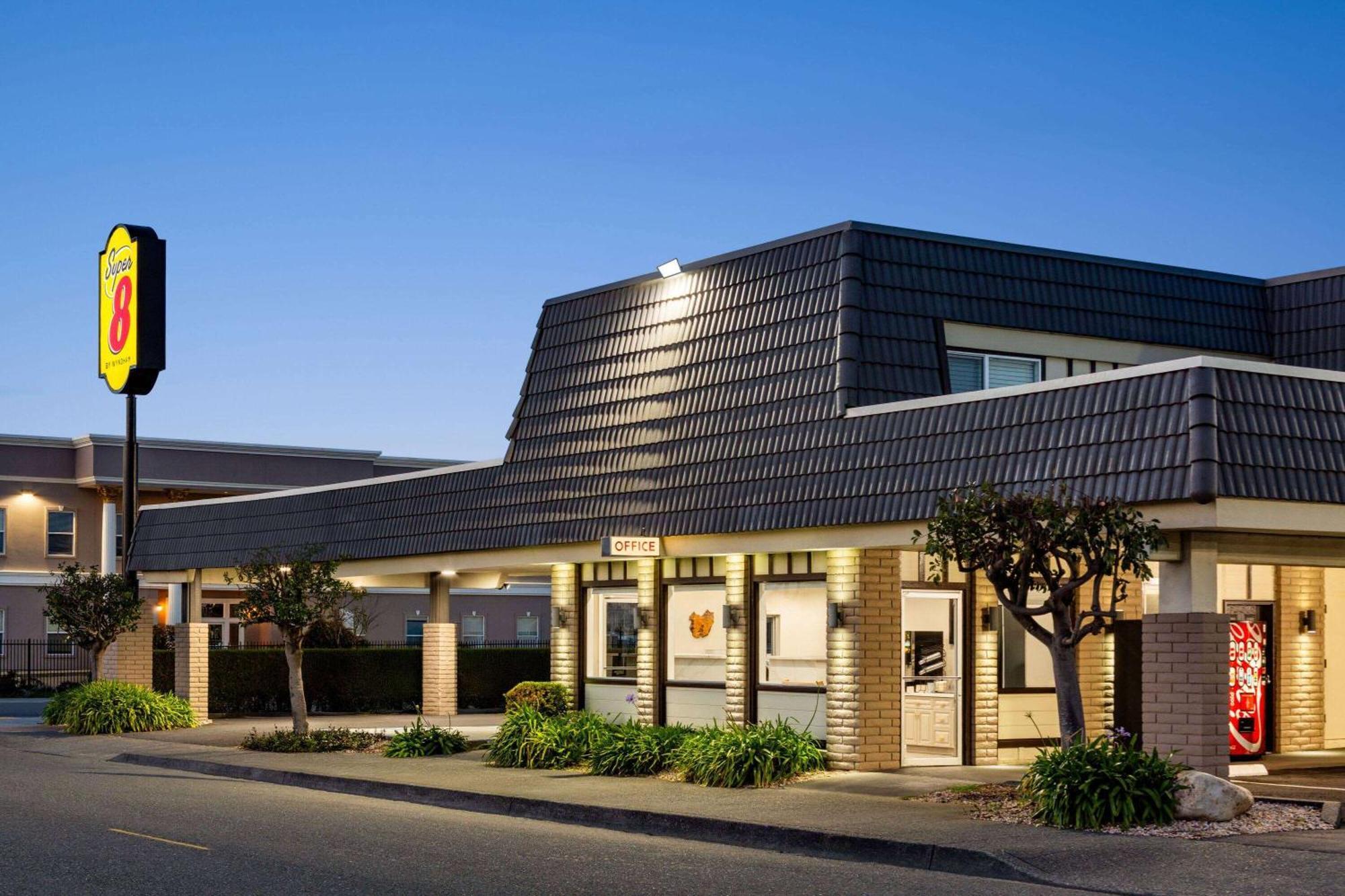Super 8 By Wyndham Eureka Hotel Exterior photo