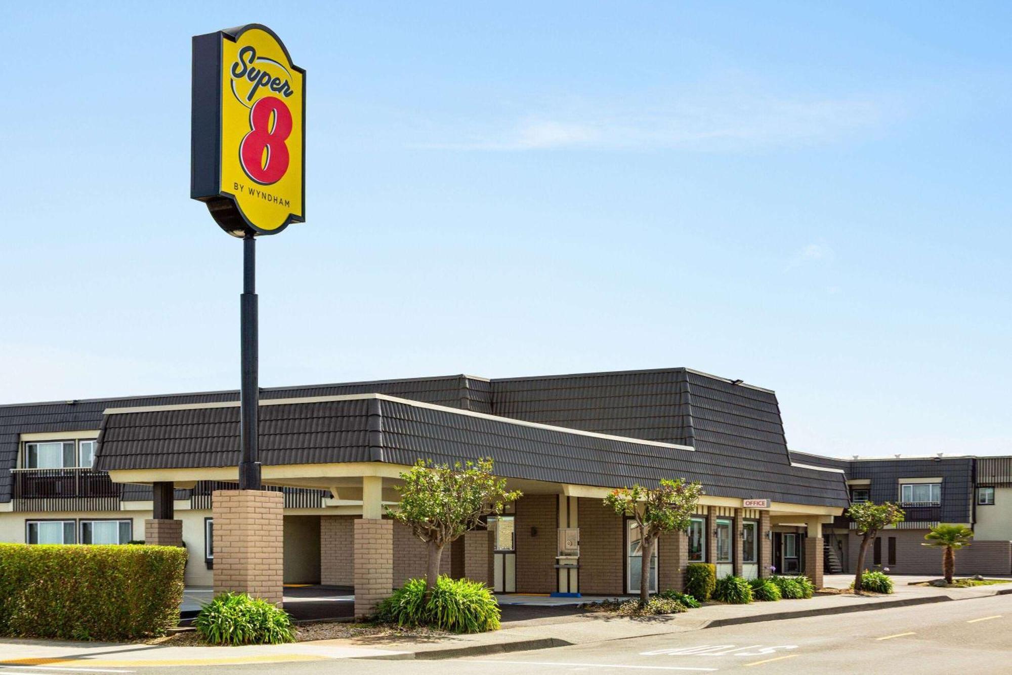 Super 8 By Wyndham Eureka Hotel Exterior photo